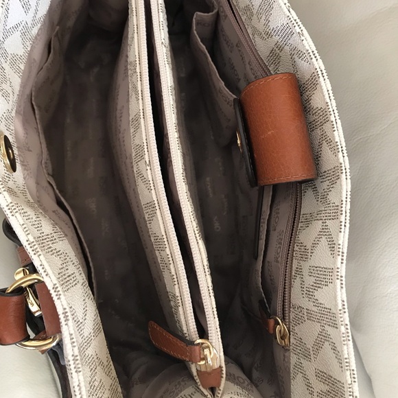 Michael Kors purse - Picture 3 of 5